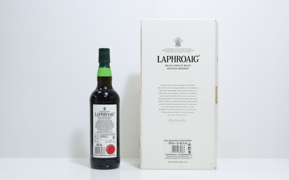 Laphroaig 30 Years Old The Ian Hunter Story Book 2