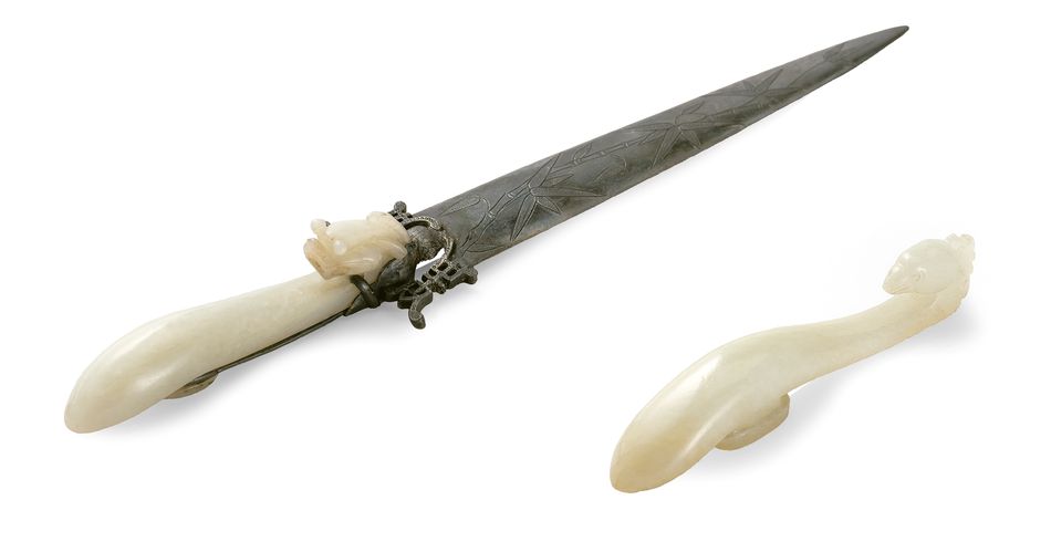 清 白玉龍首帶鉤及白玉鳳首帶鉤（兩件一組）