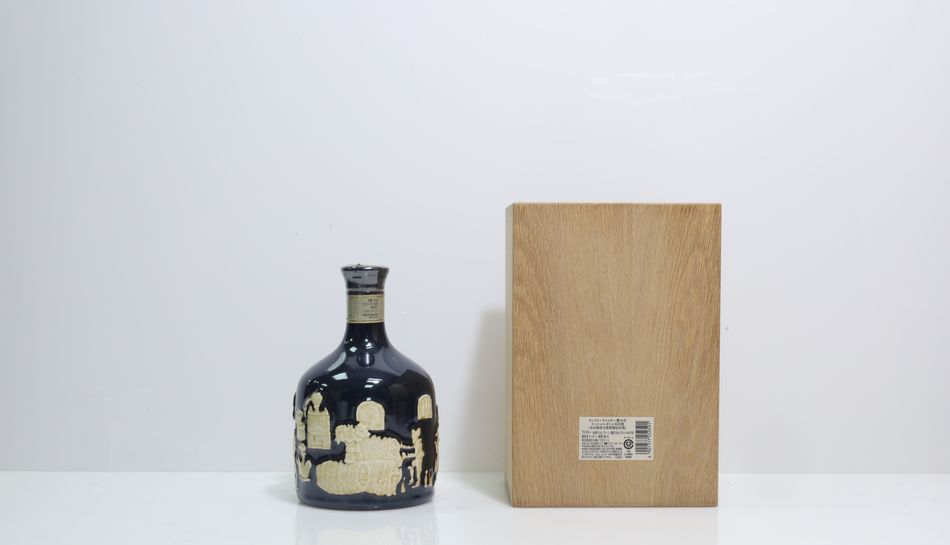 響 Hibiki 30年 有田焼 命水陽刻文紫紺釉砧形瓶