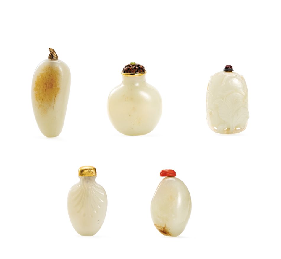 18/19世紀 白玉鼻煙壺（五件一組）

白玉帶皮隨形鼻煙壺
白玉光素鼻煙壺
白玉雕「荷塘清趣」鼻煙壺
白玉雕花紋鼻煙壺
白玉帶皮隨形鼻煙壺