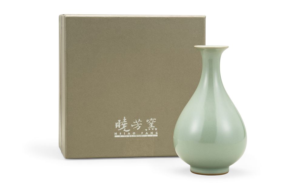 曉芳窯仿汝窯膽瓶《曉芳》款