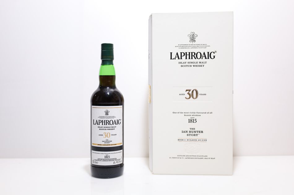 Laphroaig 30 Years Old The Ian Hunter Story Book 2