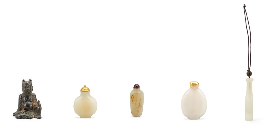 18/19世紀 銅人物坐像、白玉鼻煙壺及白玉煙嘴（五件一組）

銅人物坐像
白玉鼻煙壺
白玉鼻煙壺
白玉「松鶴遐齡」鼻煙壺
白玉煙嘴