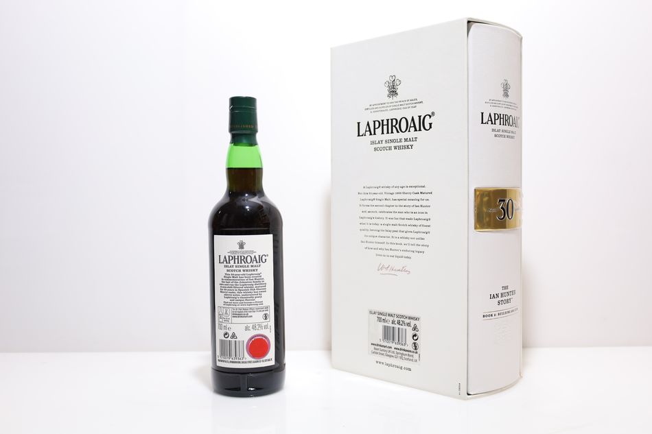 Laphroaig 30 Years Old The Ian Hunter Story Book 2