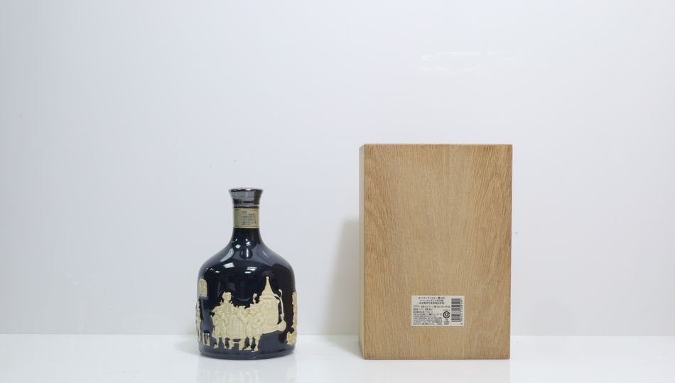 響 Hibiki 30年 有田焼 命水陽刻文紫紺釉砧形瓶